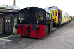 Eine Köf abgestellt vor einem Tunnelmesswagen im Museum Dahlhausen am 06.07.2014