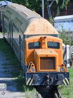 Die V 22 B  409  und ein alter 2-teiliger Doppelstockwagon, Anfang August 2018 in Ilmenau gesehen.