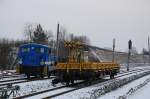 V22 SP 030 steht am 26.01.2013 im Bahnhof Vollrathsruhe zusammen mit einem Gterwagen sowie dem dahinter befindlichen Oberleitungsrevisionsfahrzeug. Der Bahnhof Vollrathsruhe wird wohl auch in Zukunft ber drei Gleise verfgen. Das dritte Gleis dient als Anschluss eines nahe gelegenen Kieswerkes. 