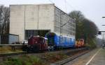 Ein kleine rangierlok parkt in Aachen-West.
Aufgenommen vom Bahnsteig in Aachen-West.
Bei Regenwetter am Nachmittag vom 1.12.2015.