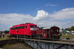 323 852 zieht 110 152 (115 152) auf die Drehscheibe zur Präsentation, am 19.06.2016 im DB Museum Koblenz