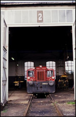 Das einstige BW Aachen West am 25.10.1989: Köf 323104 schaut aus dem Rundschuppen.