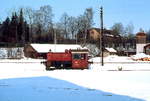 Während einer Rangierpause sonnt sich 323 640-3 im Februar 1983 im Bahnhof Bad Wurzach