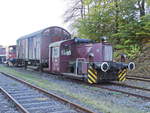 Köf 6696 (Baujahr 1959) der AKO steht abgestellt im Bahnhof Schwarzerden der Ostertalbahn am 21. Oktober 2018.