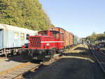 Köf 11312 (332 312) der Ostertalbahn (AKO) im Museumsbahnhof in Schwarzerden am 21. Oktober 2018.