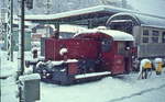 Allmählich schneit sie zu... 323 714-6 am 01.01.1978 im Bahnhof Berchtesgaden. Die Lok gehörte noch zu den Köf mit offenem Führerhaus, zweifelhaft, ob die  Kartoffelsäcke  bei diesem Wetter ausreichend Schutz boten.