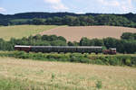 Der Sonderzug der Ostertalbahn mit Köf 11098 ist wieder in Richtung Ottweiler durch das Tal des Flüsschens Oster unterwegs. Die Redakteure der Zeitschrift Bahn Report hatten in Schwarzerden im Zug zu Mittag gegessen und waren wieder auf dem Heimweg. 27.08.2017