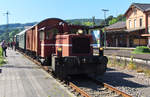 Am 27.08.2016 gab es eine Sonderfahrt auf der Ostertalbahn von Ottweiler nach Schwarzerden. Die Redakteure des Bahn Report waren aus ganz Deutschland angereist. Köf 11098 wartet mit ihrer Sonderzuggarnitur im Bahnhof Ottweiler.