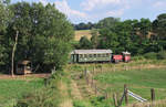 Der Zug mit Köf 11098 (ex. DB 332 098-3) ist auf dem Rückweg nach Ottweiler, hier in der Nähe des Lenzenthaler Hofes im Ostertal. 27.08.2016