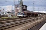 23.8.1993 - Bremen Hbf - BR 332 100 mit einem Güterzug im Hauptbahnhof (Bild vom Dia)