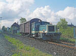 Blick vom Bahnübergang Elsendeich in richtung Bf Kranenburg am 22.04.1991, 16.39u. Viel Verkehr gab es nicht mehr: der DB 332 127-0 hat nur einen Wagen von Kranenburg nach Kleve zu bringen (Gbs der ÖBB, 01.81.1514.364-8). Im Hintergrund erkennt man noch Stellwerk  Kf . Scanbild 95598,Kodak Ektacolor Gold.