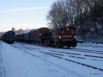 Kf 11 098 und Kf 6696 stellen am 08.12.2012 in bereits grenzwertigem Licht ihren Nikolaussonderzug in Schwarzerden zur Abfahrt bereit.