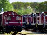 Deutschland, Saarland, Bahnhof Schwarzerden, Arbeitskreis Ostertalbahn, Detailaufnahme zwischen zwei Personenwagen des Köf III - 11098 (ex 332 098-3), Hersteller: Orenstein & Koppel (O&K), Baujahr: 1963, Fabriknummer: 26336, 245 PS. 16.04.2014 