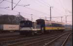 DB Köf 332014 rangiert mit einem niederländischen Schnellzugwagen im Grenzbahnhof Bad Bentheim am 21.1.1989 um 9.30 Uhr.