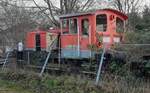 Die Köf 333 096-6 steht (in traurigem Zustand) im Dezember 2022 am Bahnhof Gerabronn.