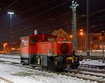 Die 335 152-5 der DB Schenker Rail Deutschland AG (ex DB 333 152-7) abgestellt am 08.12.2012 im Bahnhof Offenburg. 

Die Kf III wurde 1974 von O&K unter der Fabriknummer 26461 gebaut und als 333 152-7 an die DB geliefert, 1988 erfolgte der Umbau d.h. die Ausrstung mit Funkfernsteuerung und somit die Umbezeichung in 335 152-5 die sie bis heute trgt.

Sie hat einen RHS 518A MWM-Motor mit einer Dauerleistung von 177 kW (240 PS) und eine Hchstgeschwindigkeit von 45 km/h. Die Kraftbertragung erfolgt (wie bei allen BR333 und 335) vom Motor ber das hydraulische Wendegetriebe, ber Gelenkwelle und zustzliche Achsgetriebe.

Die Kraftbertragung  ber Gelenkwelle ist eine Weiterentwicklung Gmeinder aus dem Jahre 1965. Das ist auch der wesentliche Unterschied zu den BR 331 und 332, hier erfolgt die Kraftbertragung ber Kette.