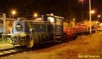 Die 335 212-7 (V252) der MWB (Mittelweserbahn) als Rangierlok fr DB-Autozug mit Vorlauf- und Rampenwagen in Berlin-Wannsee nach dem Rangieren der Autotransportwagen zum Talgo-Hotelzug am 18.10.2009, 22:42 Uhr (der orangefarbene  Schatten  ist der Rangierer beim Abrsten der Lok).