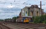 335 053-5 VWE stellt nun zwei Schiebewandwagen von einem Industrieanschluss im Verdener Gterbahnhof dem bergabezug zu und setzt anschlieend zurck in Richtung Fabrik.