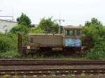 Eine eingezäunte Rangierlok am 06.05.14 in Riedstadt Goddelau vom Bahnsteig aus Fotografiert