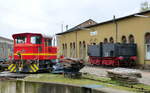 Blick auf die Hentschel DHG 240 B und einem alten Tender.