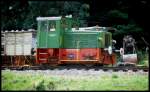 Diesellok des damaligen Museumsvereins  Steinachtalbahn . Aufgenommen am 5.7.1991 in Schönau. Inzwischen ist das Projekt gestorben. Die ehemalige Strecke zwischen Neckarsteinach und Schönau ist zum Radweg umfunktioniert worden und der Verein hat sich aufgelöst. Die Fahrzeuge wurden verschrottet bzw., was noch brauchbar war, veräußert. Geblieben ist das Bahnhofsgebäude von Schönau, welches es einst auch als Modell von Faller gab. Dank eines Hinweises von Frank: Die Lok ist 1962 von Jung unter der Fabriknummer 13633 gebaut worden und gehört zur Type RK 8 B. Sie soll sich heute in Neustadt an der Weinstraße bei der DGEG befinden.