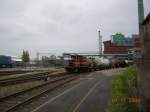 Am 01.11.2004 war die Diesellok des Clariant-Werkes in Frankfurt am Main-Griesheim mit einem Kesselwagenzug auf dem Werksgelnde unterwegs.