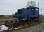 Gleich am Orteingang von Samtens,aus Richtung Stralsund,steht diese ehmalige Werklok am Bahnhof.Aufgenommen am 26.Februar 2013.