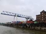 Anschlußbahn während Containerumschlag mit grüner  Lok  im Hafen von Krefeld; 150623