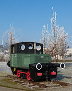 Die kleine Rangierlokomtive des ESV Deggendorf am 01.01.2017 Lebenslauf der Lok: 20.10.1941 		Auslieferung an Weser-Flugzeugbau GmbH, Bremen  1  
__.__.1953 		an Sünchinger Stärkefabrik GmbH, Sünching  1  
__.__.1959 		Umbau [Remotorisierung mit Deutz A2L 514]
__.__.1981 		Abstellung 
07.06.1983 		Aufstellung als Denkmal, ESV - Eisenbahner-Sport-Verein e. V., Deggendorf [D]