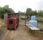 Eine weitere Feldbahn Lok im Feldbahn Museum Oekoven steht vor der Erstatzteil Werkstatt abgestellt. Leider kenne ich die Lok Nummer nicht und habe so leider keine Daten zur Lok.

Oekoven 01.06.2014