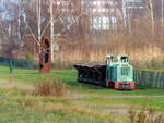 Eine 1960 gebaute Feldbahnlok vom Typ Diema DS 20 ist in der Ausstellung  Wasserkunst Elbinsel Kaltehofe  zu finden. Da das Gleis allerdings nur Zuglänge hat, ist ihr Bewegungsradius etwas eingeschränkt. 25.11.2017, Halburg Elbinsel Kaltehofe