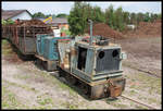 Abgestellte alte Feldbahn Loks am 30.05.2017 beim Torfwerk Bokern & Rießelmann in Lohne, Landwehrstraße 116.