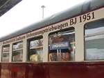 Beschriftung am Esslinger-Verbrennungstriebwagen 95 80 0301 035-1 D-CLR der Cargo Logistik Rail Service GmbH mit Spiegelung des Bahnhofschildes in Blumenberg (Harz) am am 17.