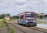 504 002 überbrückt die vormittägliche Wartezeit bis zur nächsten Fahrt nach Meyenburg in Gleis 3 des Bf Pritzwalk.