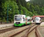 Während in Oberhof (Thür) auf Gleis 1 der DSB 605 007  Århus  am 09.07.2015 für Dreharbeiten abgestellt ist, fährt der STB VT 108 als STB 80555 aus Erfurt Hbf seinem Ziel