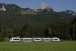 Nur noch wenige Kilometer bis zu seinem Zielbahnhof Bayrischzell hat dieser Integral der Bayerischen Oberlandbahn am 26.09.2018 zurückzulegen, im Hintergrund der Wendelstein