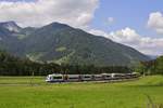 Vor der Kulisse der 1.756 m hohen Aiplspitz fahren die VT 111 und 113 am Vormittag des 19.07.2020 bei Osterhofen Dorf in Richtung Bayrischzell