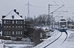 Der frühere BOB- und jetzige Regiobahn-Integral VT 110 trifft am 07.02.2021 in der S-Bahn-Station Neuss Am Kaiser ein