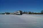 Auf dem Weg von München nach Tegernsee hat VT116 der Bayerischen Oberlandbahn als BOB 86917 Schaftlach verlassen und passiert hier das barocke Freikircherl, welches um 1800 entstanden ist.