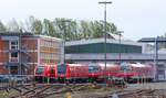 Blick vom Bahnsteig in den Bh (Bw) Hof am 07.05.2014: Drei verschiedene Baureihen an Triebwagen versammeln sich neben dem Verwaltungsgebäude vor der Werkhalle.