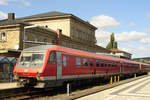 15.09.2007, Bayreuth, die Tw 610 015 und 014 sind von Nürnberg eingefahren. Die insgesamt 20 von MAN und Fiat gebauten, am 23. Mai 1992 in Dienst gestellten Triebwagen der BR 610 fanden ihren Einsatz auf den kurvenreichen Strecken in Franken und der Oberpfalz. Die dank Neigetechnik um 31 Minuten kürzeren Fahrzeiten zwischen Bayreuth und Nürnberg waren beachtlich. Ende 2011 berichtete dann die örtliche Presse stolz über eine Aufarbeitung der in die Jahre gekommenen Fahrzeuge: „… das verkehrsrote Äußere ist auf Hochglanz gebracht, im Inneren riecht es nach frischer Farbe…“  14 Tage und 30 000 Euro kostete der Spaß pro Zug. Die Aktion wurde nach dem 14. Zug abgebrochen. Am 15. Dezember 2013 las man in der gleichen Zeitung die Überschrift „Adè Pendolino“. Die Tw der Baureihe 612 übernahmen nach 21 Jahren und rund 5 Mio gefahrenen km schrittweise alle Leistungen. In einem in Versform verfassten Reisebericht hatte ich das flotte Fahren mit  ...per Neitec längs der Pegnitz klotzen...  formuliert. Der zu meiner persönlichen Befindlichkeit passende Reim ergab sich in der nächsten Zeile von selbst. Aber das gehört wirklich nicht auf eine seriöse Website.