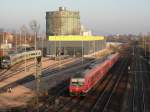 610 010 und 019 kommen als RE 3587 aus Nrnberg ins Vorfeld des Regensburger Hauptbahnhofs und passieren die agilis- Wekstatt und das Einfahrtsignal.