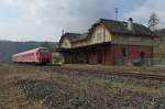 IRE 3255 von Stuttgart nach Aulendorf fhrt am 06.04.2014 am Gebude des ehemaligen Bahnhofs von Inzigkofen vorbei.