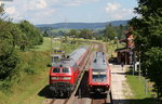 IRE 3213 (Neustadt(Schwarzw)-Ulm Hbf) mit Schublok 218 494-3 trifft auf 611 024-1 als IRE 3208 (Ulm Hbf-Neustadt(Schwarzw)) in Döggingen 30.7.16