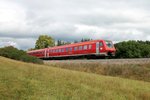 Ein 611er kommt hinter dem Busch hervor: RE 22311 mit 611 521/021 auf dem Weg nach Neustadt (02.10.2016)