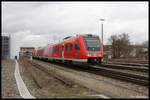 Mit dem alten Brückenstellwerk im Hintergrund ist DB 612057 am 20.3.2017 um 12.04 Uhr in Memmingen abgefahren.