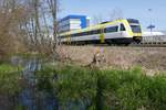 Auf der Fahrt als RB 22695 von Ulm nach Aulendorf wurde 612 006 am 30.03.2017 an der Haltestelle Biberach-Süd fotografiert.