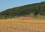  Während der Bauer mit sein Feld bestellt, der Interregio von Tübingen nach Stuttgart schnellt 
Aufnahme vom 22.07.2015 im Neckartal bei Lustnau.