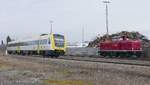 612 551 fährt am 15.01.2018 als RB 22695 von Ulm nach Aulendorf in den Bahnhof von Biberach (Riß) ein und passiert die auf die nächsten Rangierarbeiten wartende 213 332-0.