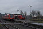 Zwei RE7 stehen in Bad Neustadt an der Saale am Bahnsteig, der Linke ist auf dem Weg nach Erfurt Hbf und der Rechte auf dem Weg nach Würzburg Hbf.